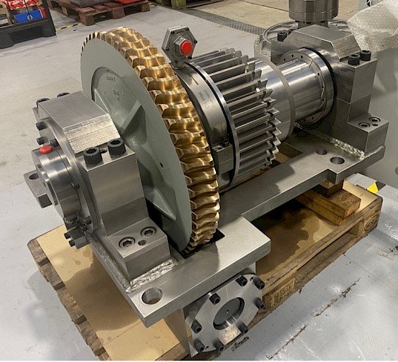 Turning Gear SSS Clutch to Engage the Shaft